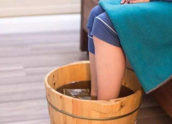 洗脚水里放一把"花椒粒",每天泡一泡,可能会发生一些"