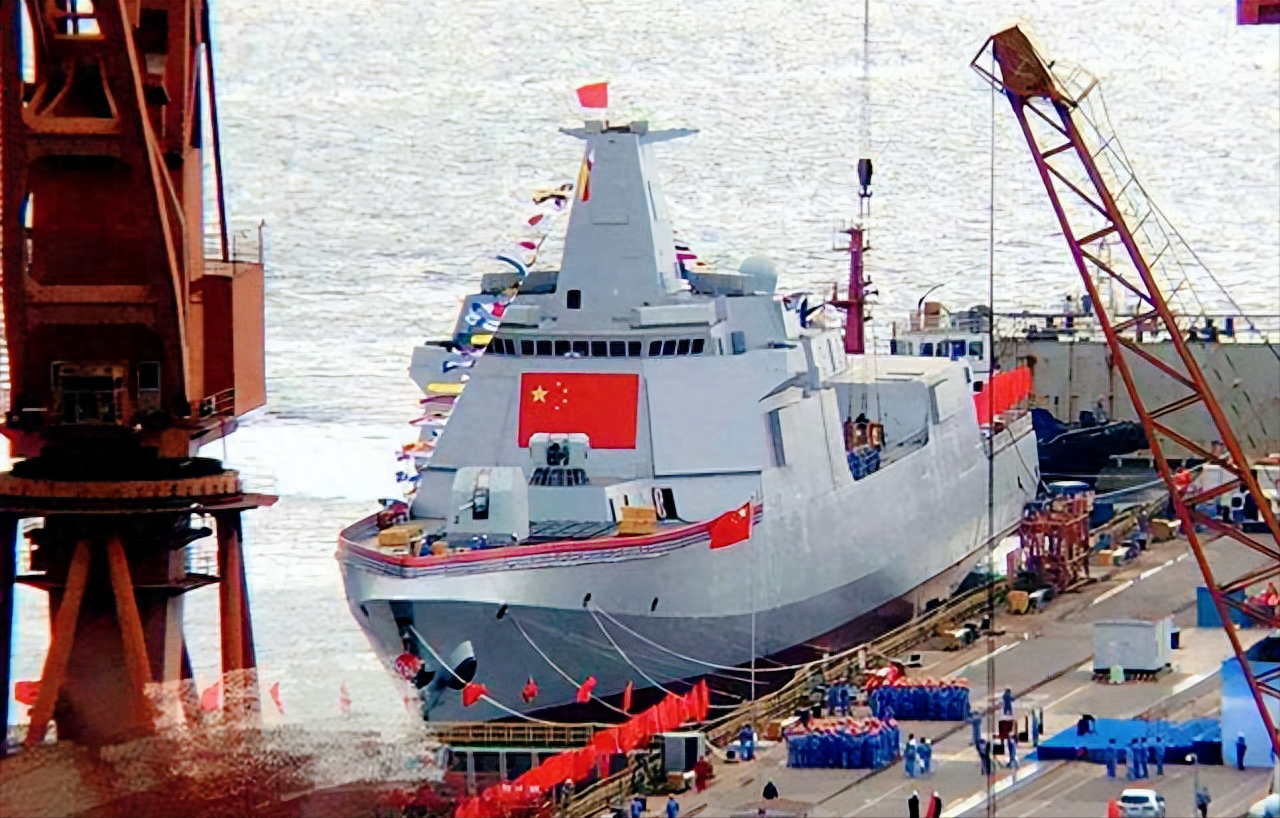 又一艘055大驱舰体完工,外观没变化,改进的升级重点在