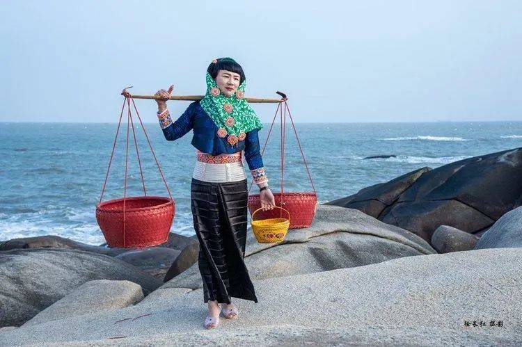 福建泉州惠安崇武半月湾海岸线上的惠安女绮丽风情___