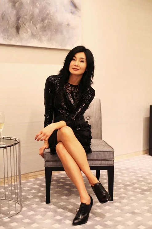 张曼玉惊艳复出:50岁仍魅力四射,从"花瓶"到"影后"的