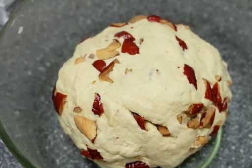 把小面团搓圆后捏成窝头状;7,底部是空的哦,如果是实心的就是馒头了