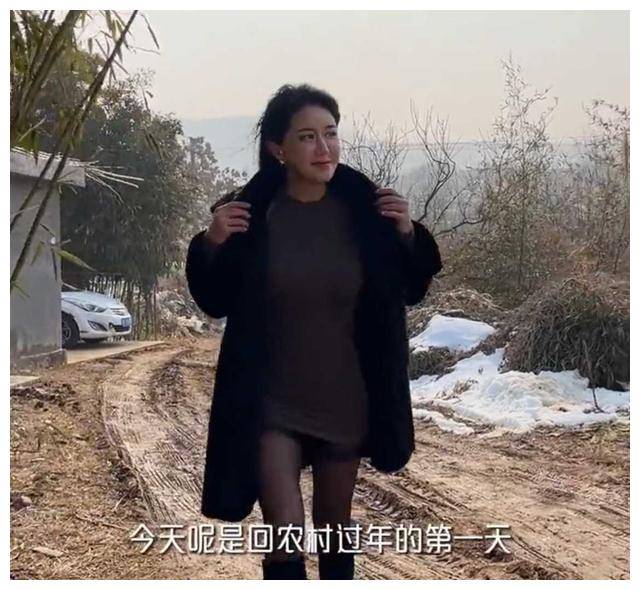 40岁港星张暖雅山东过年造型被吐槽凉鞋配黑丝,大衣内
