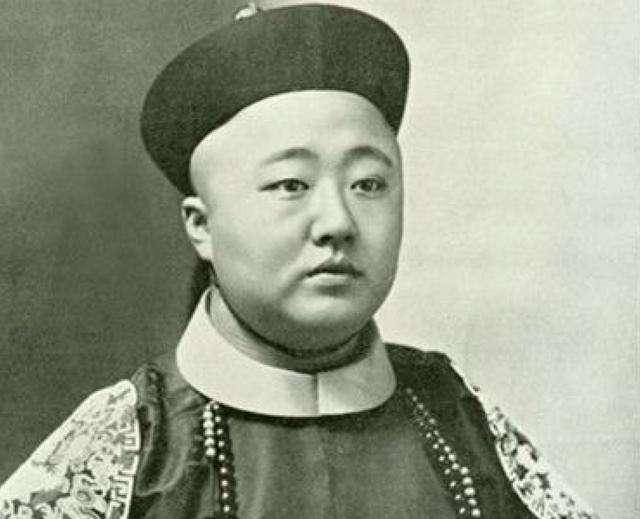 大清亡了后,这位贵族亲自买了块烧饼,吃了一口骂道:了