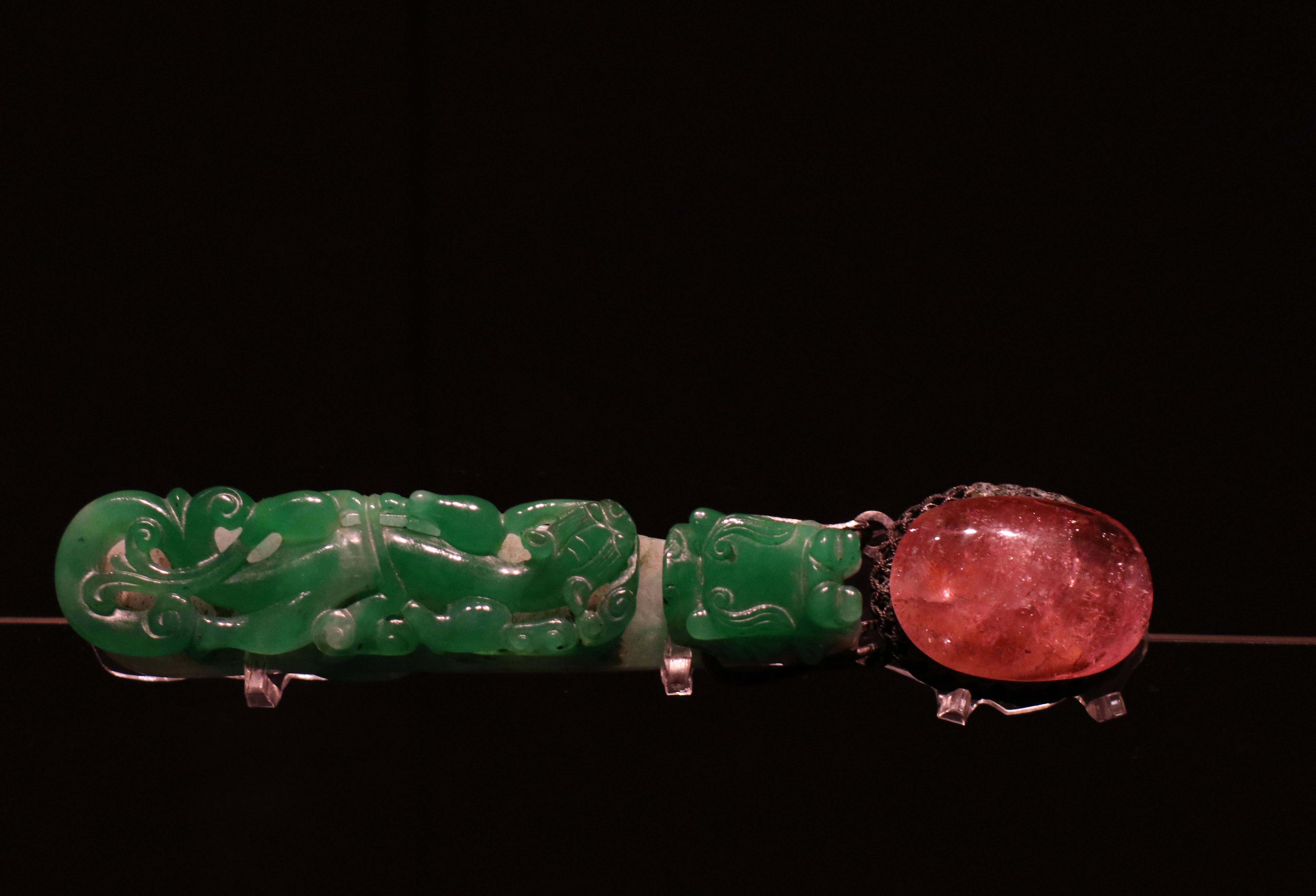 这件翡翠雕龙带钩也是荣禄六十岁生日时慈禧太后特别赏赐的.