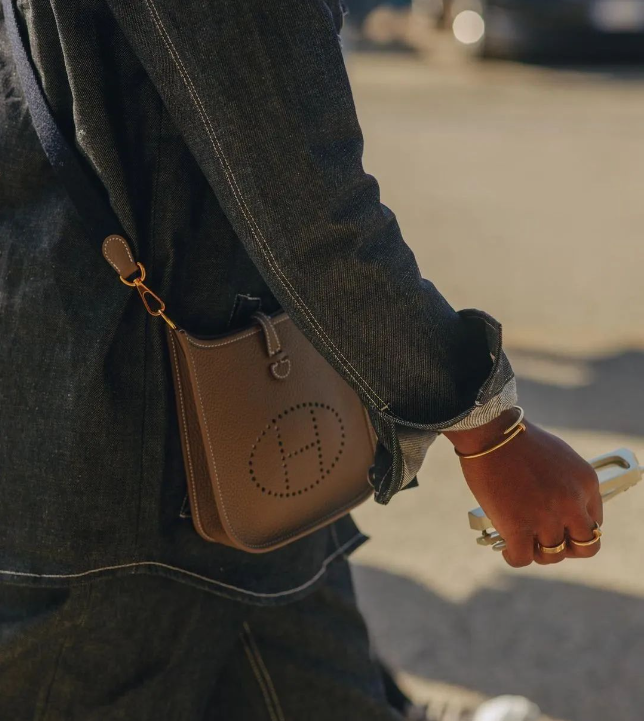 这款mini evelyne,轻盈娇小,却有着令人惊叹的实用性.