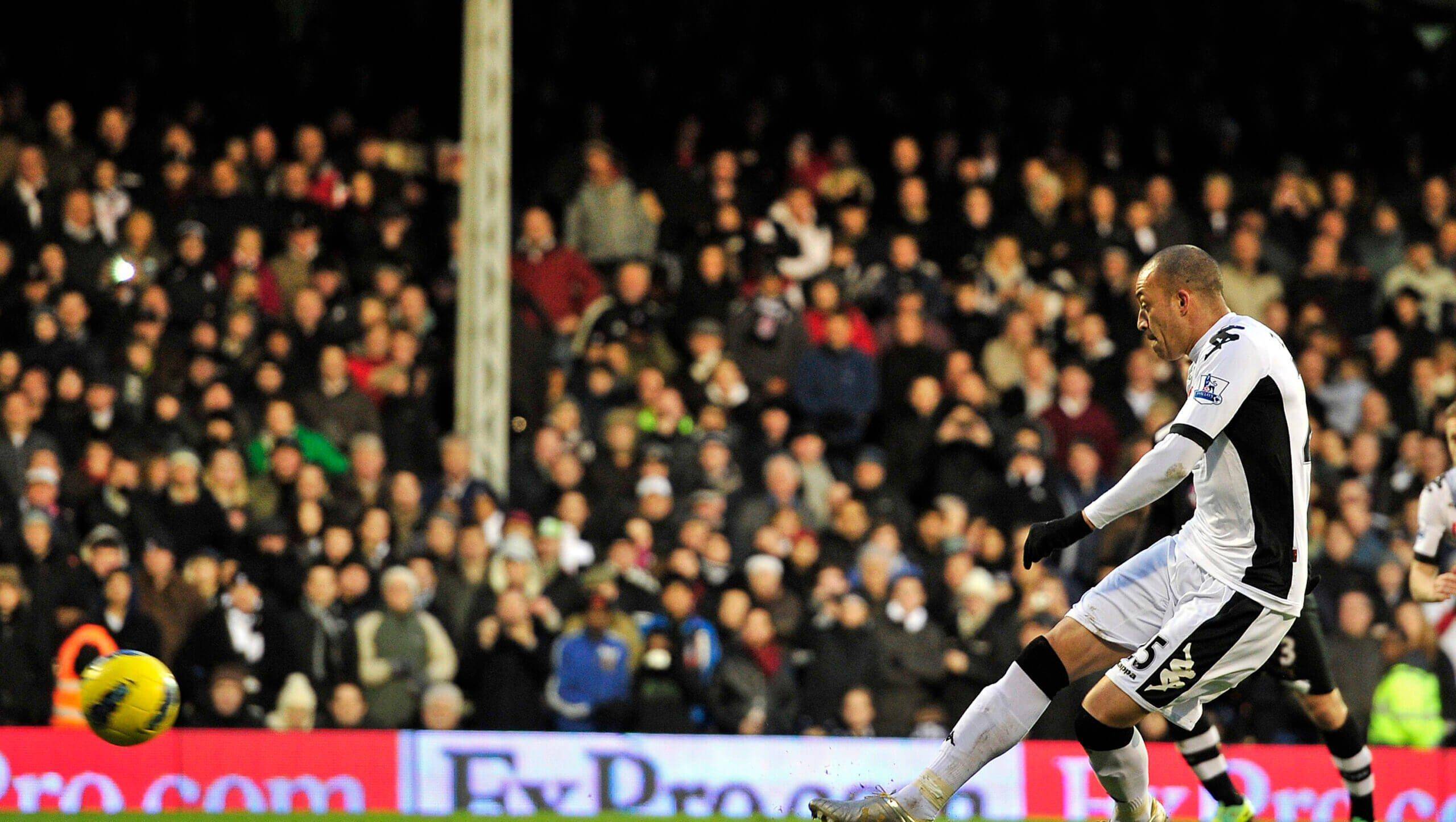 萨莫拉用右脚为富勒姆队打进了几个很漂亮的球,包括在2010年联盟杯