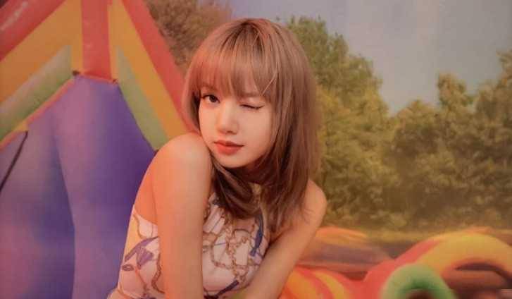 lisa法国演出图片曝光,私密处鼓起且"身怀宝藏",性别遭到_传闻_网友