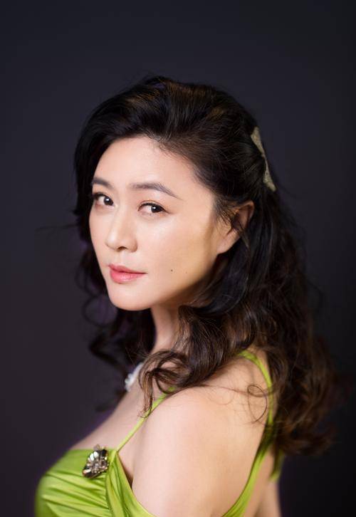 女儿的陪伴:时尚圈中的亲子生活值得注意的是,田海蓉并非孤身一人,她