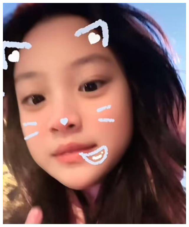 近日,11岁的贾云馨因分享压岁钱的视频而意外地引发了炫富的争议.