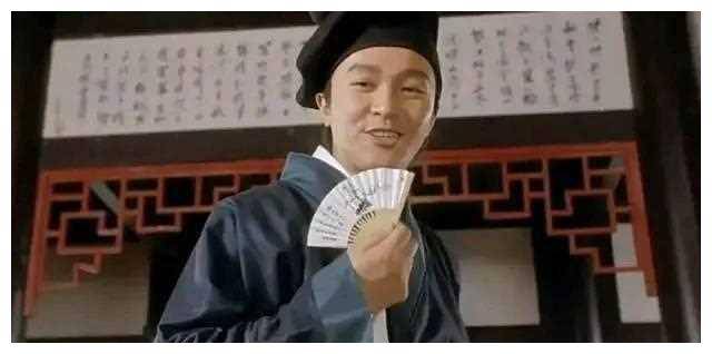 在周星驰的每一部作品中,他用喜剧来衬托悲剧,通过笑声传递生活的