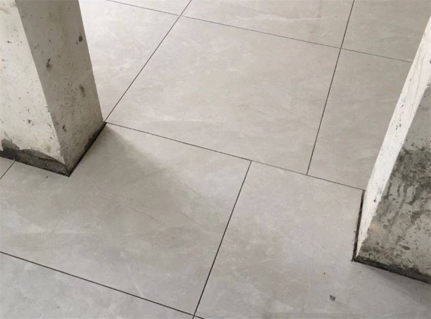 ②师傅手艺参差不齐一般来讲,通铺瓷砖要先排版,然后测量复尺切割瓷砖