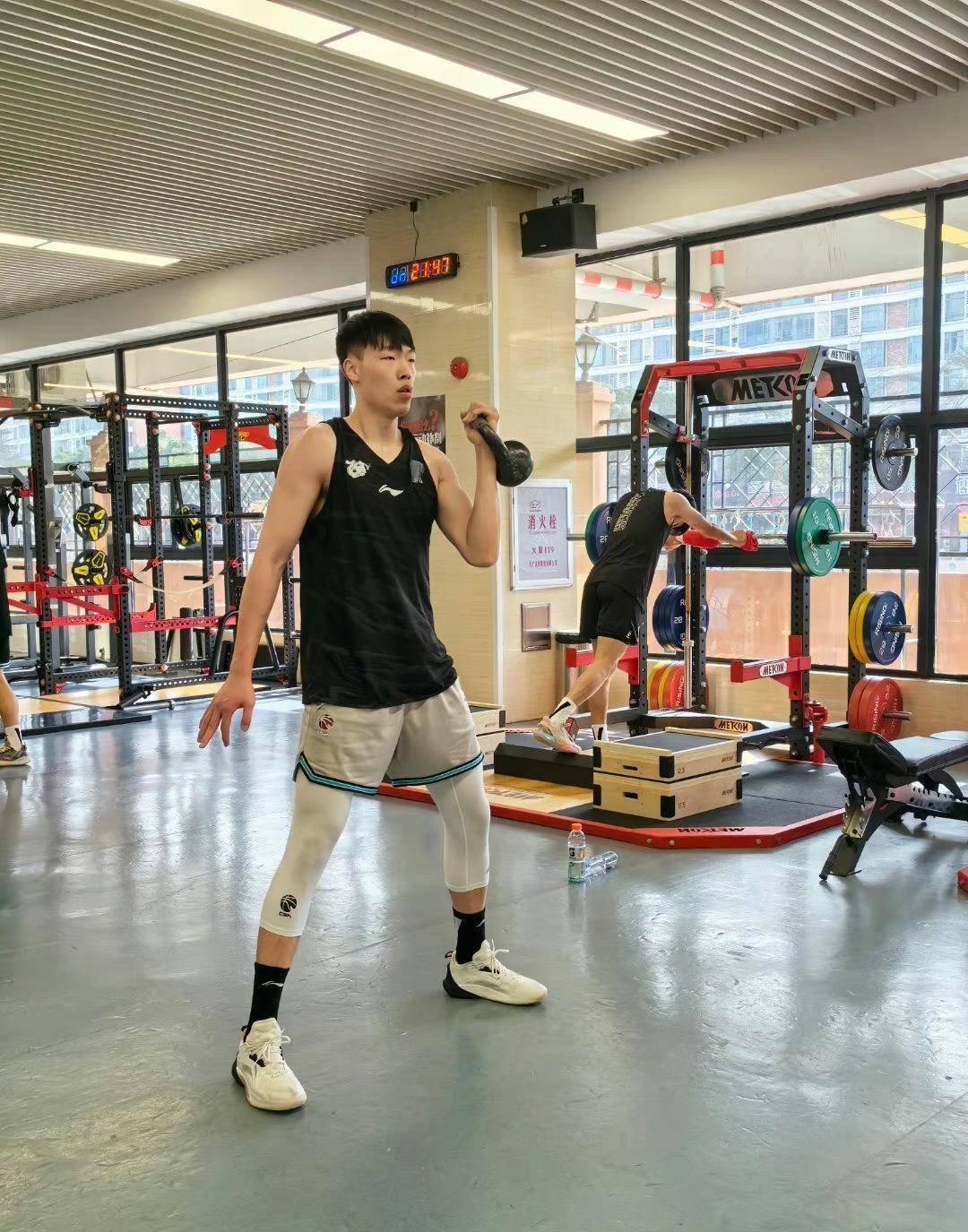 广东队结束假期开练了,年轻队员都很发奋,一项训练苦了徐昕_运球_周琦
