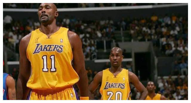 他在40岁的年纪依然保持着出色的状态,为湖人队带来了巨大的贡献.