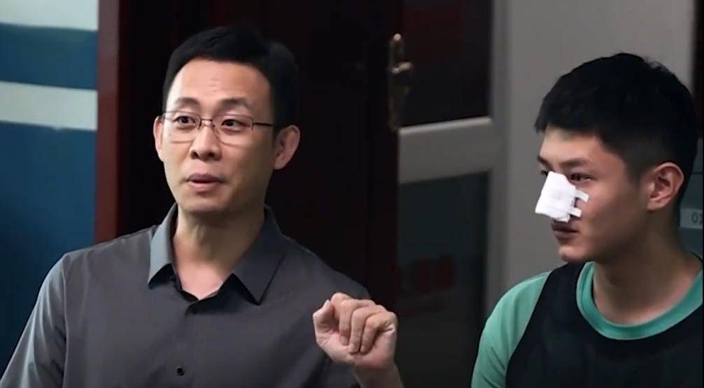 校领导撤销了韩雨宸的案子,不过却又报警逮捕了马丽,只因当时争吵时