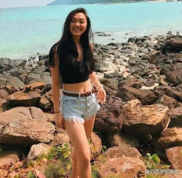 李连杰女儿近照曝光,花费上亿培养出的孩子,最后长成了啥样?