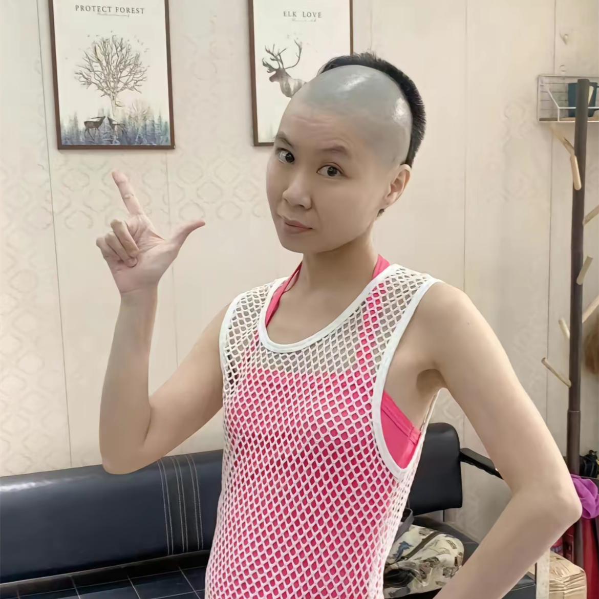 网红安琪儿海底捞就餐,餐具放隐私部位,曝更多大胆场面_网友_行为