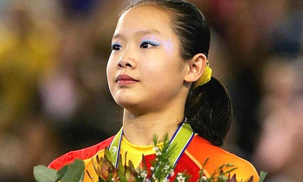 "体操女皇"程菲:25岁退役,体重飙升200斤,父亲担心嫁