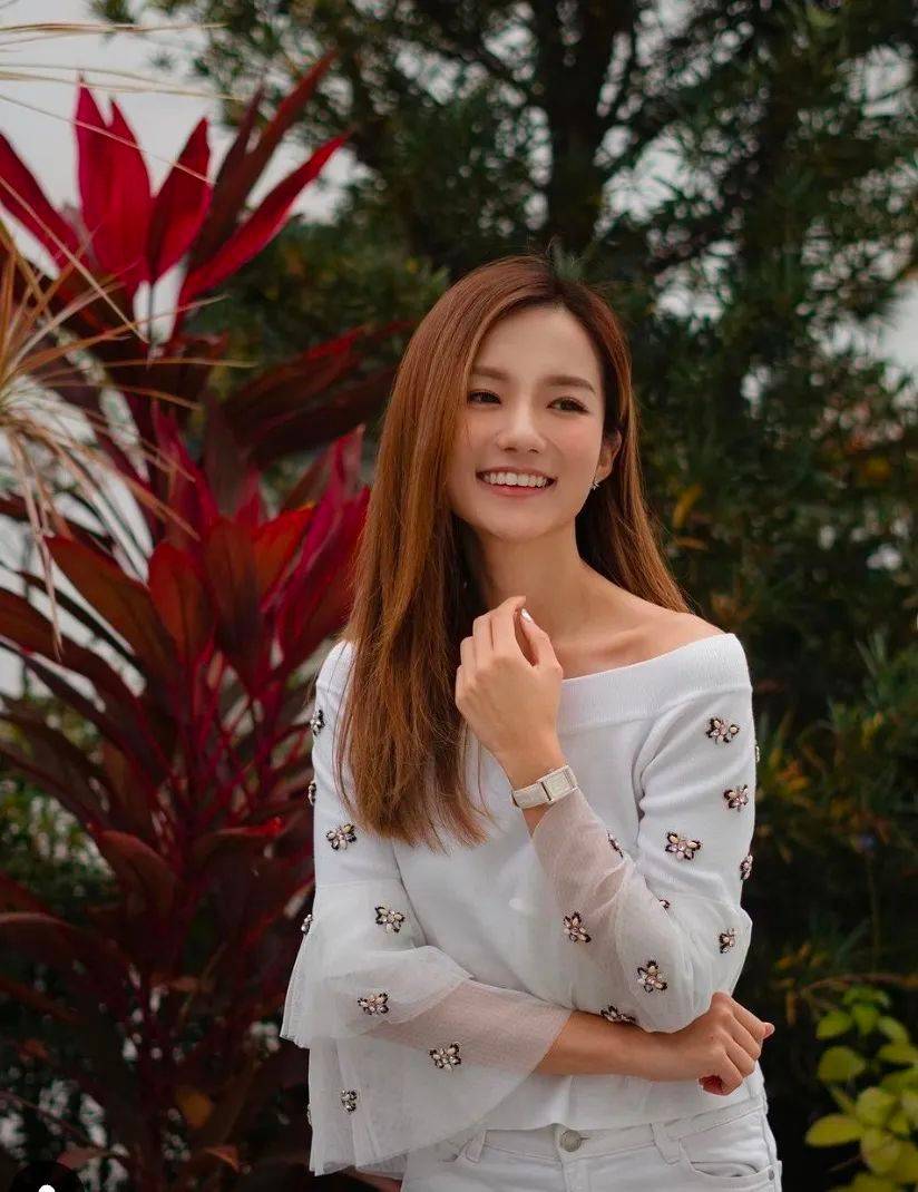 今年28岁的邓卓殷于2018年参选香港小姐,凭借甜美的外型与超高学历