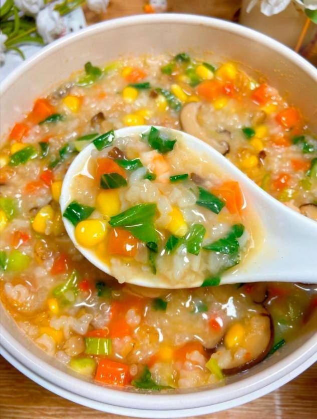 玉米粒和虾仁,再煮至粘稠,加入适量的盐和白胡椒粉调味,再加入青菜碎