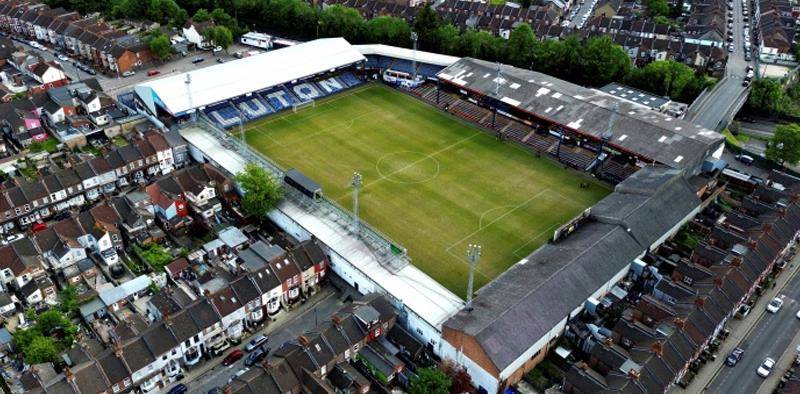 成功,卢顿的主场进行了改造,曼联将首次来到这个更新后的"小型"球场参