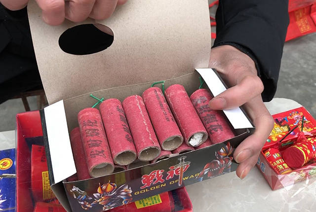 也因为烟花有着幸福美好的寓意,加之喜庆的气氛,还有能体现勇气的存在