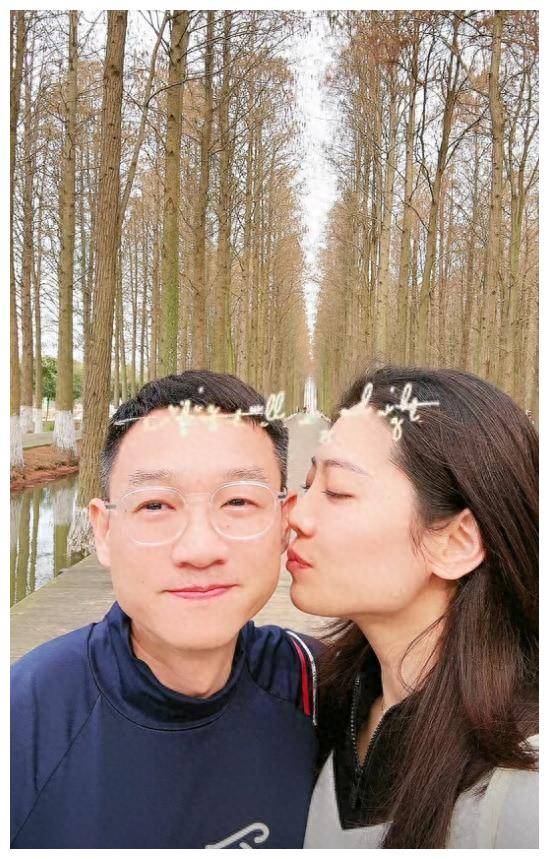 杨威带妻女回老家,双胞胎女儿身高差巨大,两鬓花白显