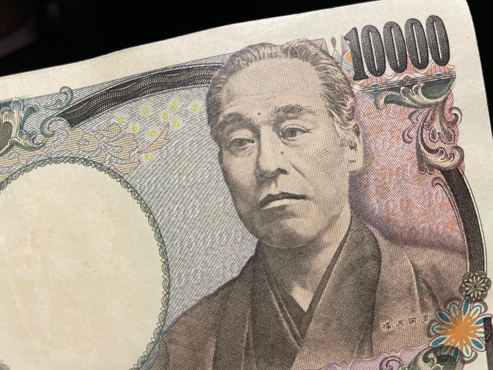 我经常手持最大面值的一万日元纸币,久久地望着上面的福泽谕吉头像