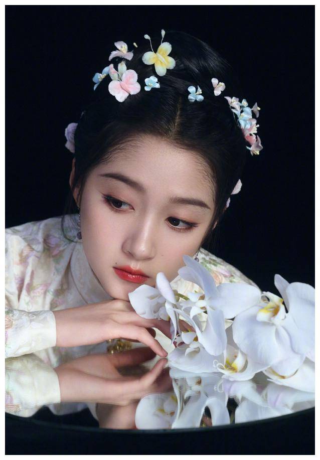 关晓彤的春晚造型,惊艳全场!