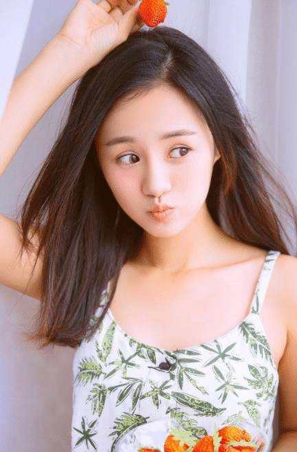 看起来像是18岁,出演高中生也毫不违和,但是安悦溪本身早早的结婚生子
