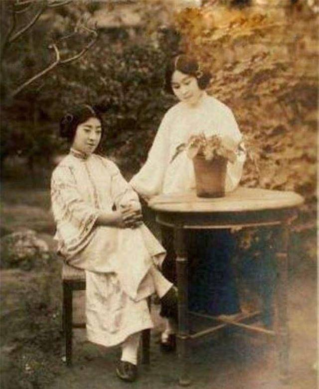 原配和他共处22年,三房10年,二房1年就去世,却要和二房合葬_孙传芳