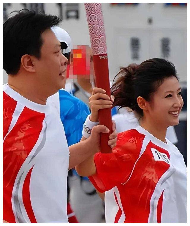 央视主持人春妮:二婚嫁给刚强,41岁得子,全家欢乐庆祝