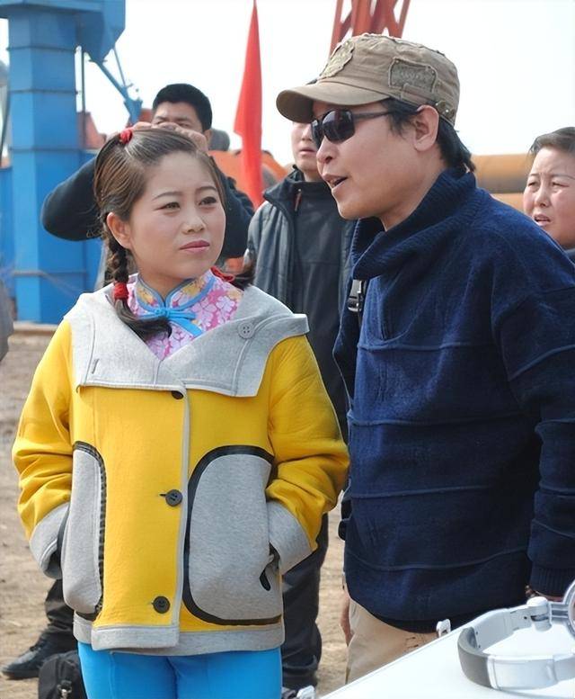 半年后,当戏班中的前辈注意到崔苗年纪还小,就对她说:"跟着戏班打杂并