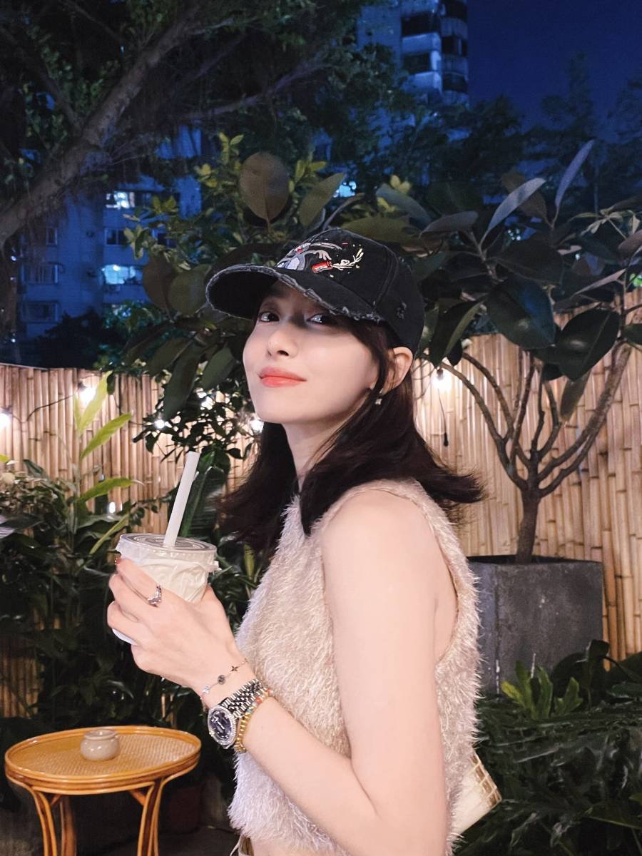 宋茜真敢穿,真空裸身直接套上毛绒背心,露出腹肌马甲线身材诱人_时尚