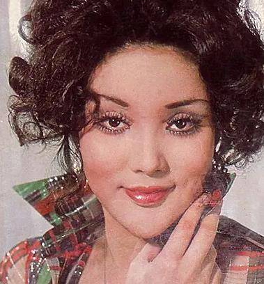 余莎莉的出身非常好,父亲是师长余万程,从小家境殷实,她也被家人捧在