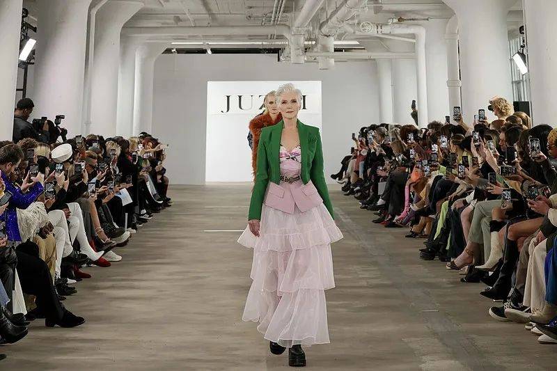 梅耶·马斯克ins大赞的"fabulous designer"究竟做对了什么?