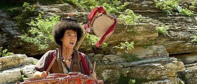 除了在《屌丝男士》中令人印象深刻的"大保健"角色,乔杉在电影《缝纫