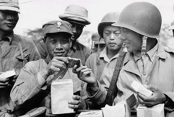 中国远征军回顾:图六穿草鞋13岁的军人真是让人痛心_中国驻印军_士兵