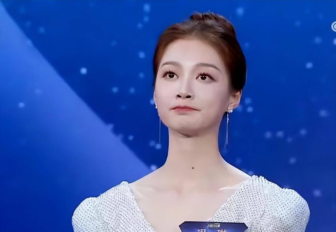 央视春晚:新人主持人冯琳惊艳亮相,会成为第二个董卿吗?