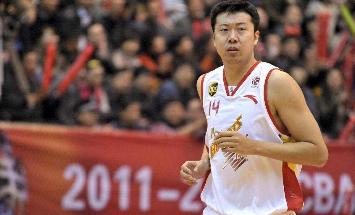 王治郅的nba之路,竟然不输给篮球巨星姚明?_比赛_赛场_1