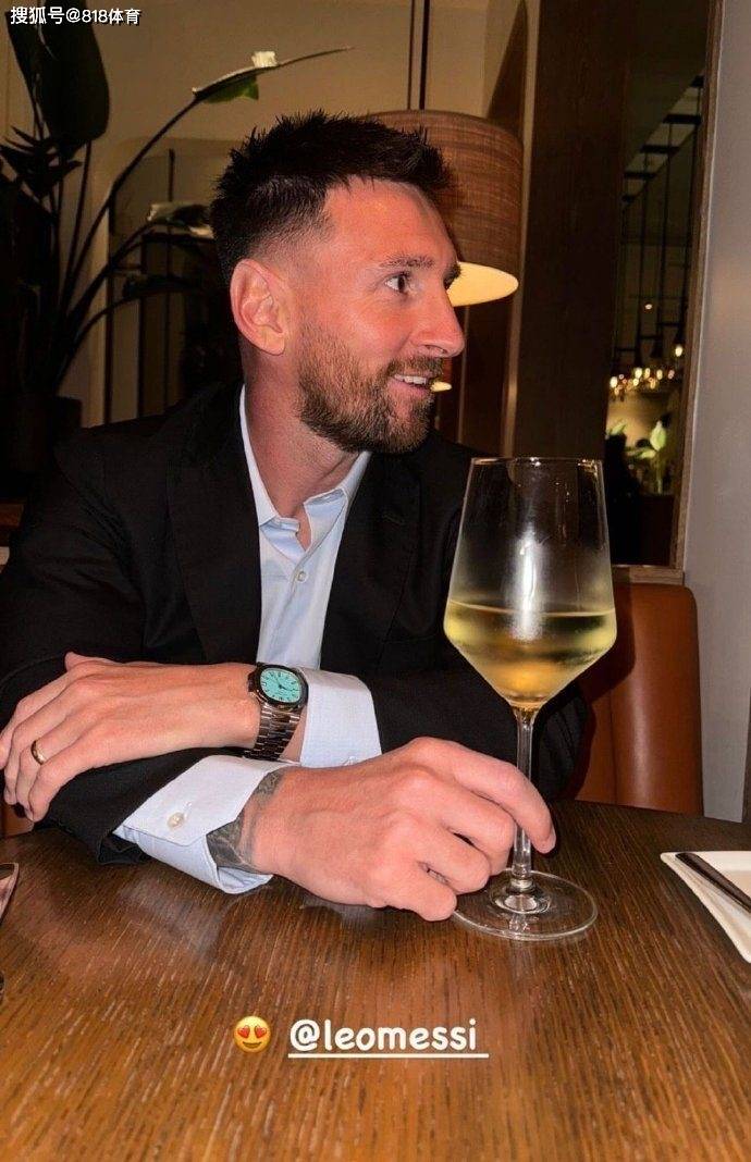 狗粮!梅西爱妻晒夫妻俩甜蜜合照,梅老板西装笔挺安妞笑靥如花