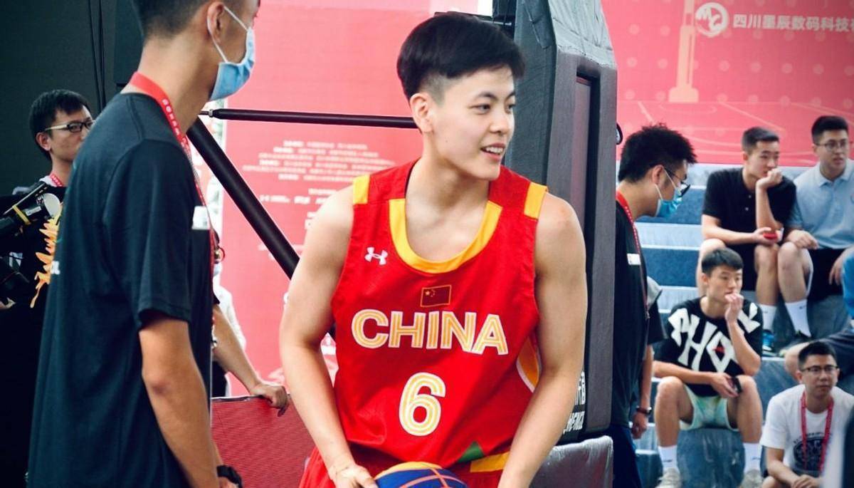 "中国最帅女篮"杨舒予火了,球技好颜值也高,短发真的太帅了_休闲_服装