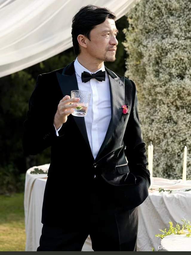 带小17岁娇妻出席婚礼,身材纤细,美艳不输新娘_谢晖_女儿_范志毅