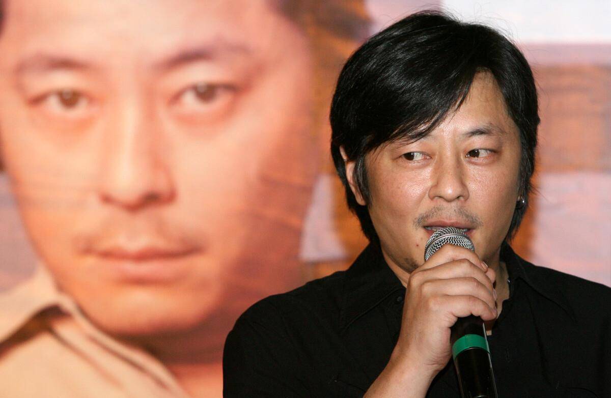 王杰嗓子被"毒哑",谢霆锋背锅多年,那一年到底发生了?