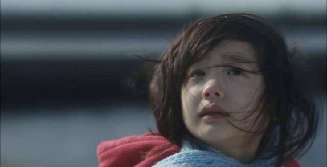 有一个小演员让人印象深刻,这就是章子怡主演的千代子小时候的扮演者