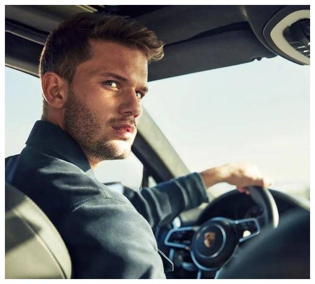 在他的演艺生涯中,jeremy irvine可能会继续面临挑战,但他的毅力和