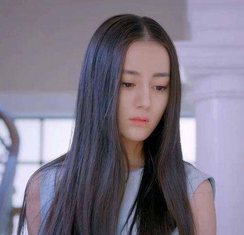 迪丽热巴出道前旧照曝光,少女时青涩甜美,如今化身