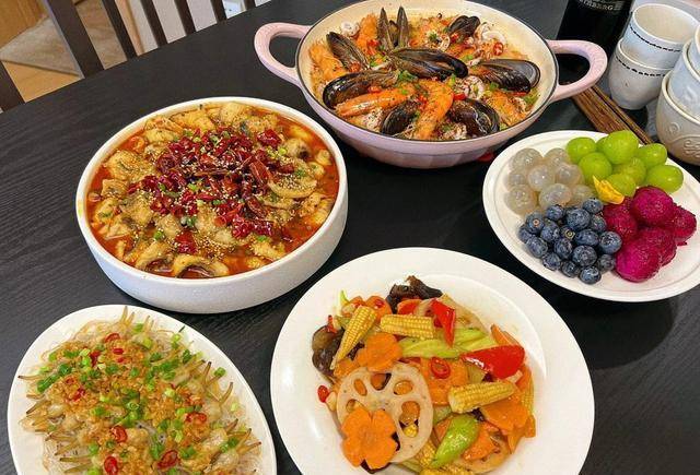 用餐_餐桌上_筷子