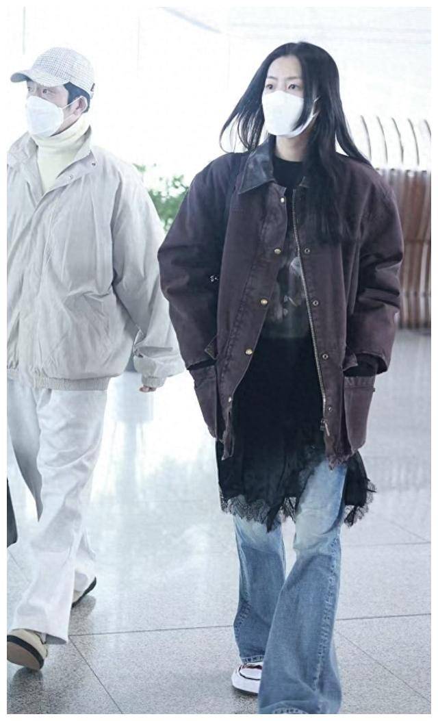 刘雯,井柏然乘机互相投喂,机场笑容甜蜜,感情近状曝光_对方_爱情_时尚