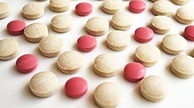 长期吃苯磺酸氨氯地平,副作用多大?医生:真正的不良有