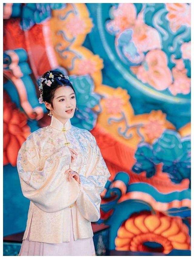 关晓彤的春晚造型,耀眼亮相,亮点丰富!_汉服_质感_设计